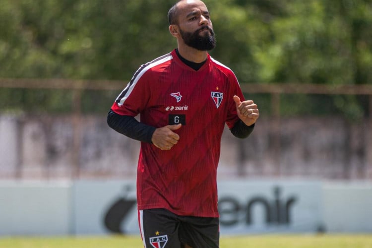 Lateral Mattheus Silva durante treino do Ferroviário 