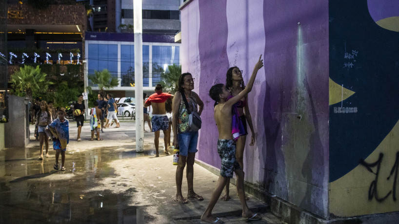 Família encontra chuveiro depredado ao procurar banheiro público da Beira Mar para tomar banho 