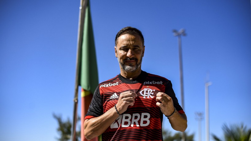 O técnico português Vítor Pereira com a camisa do Flamengo 