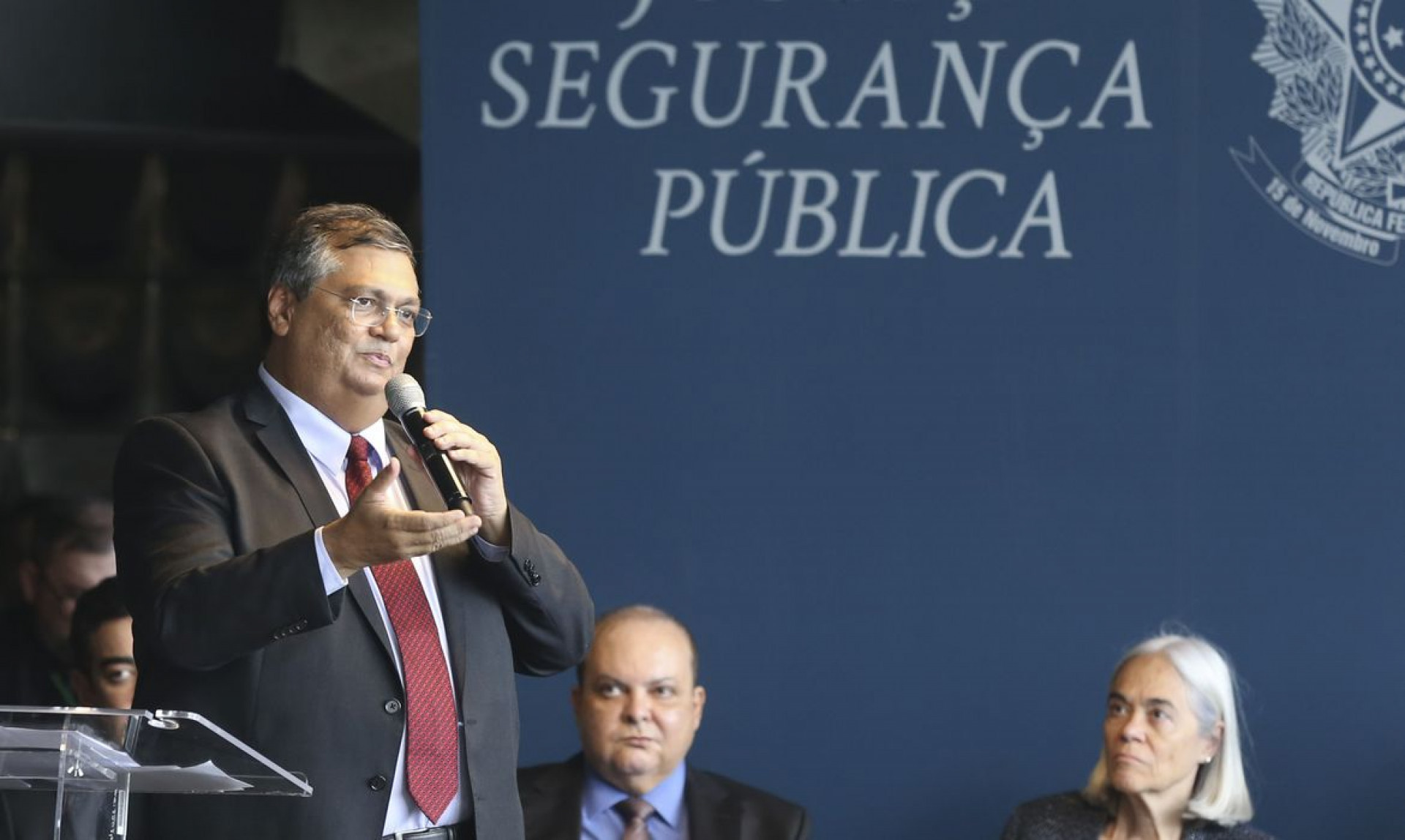 Flávio Dino, ministro da Justiça e Segurança Pública, falou enquanto homenageou os agentes que trabalharam para conter a invasão dos prédios públicos   (Foto: Valter Campanato/Agência Brasil)