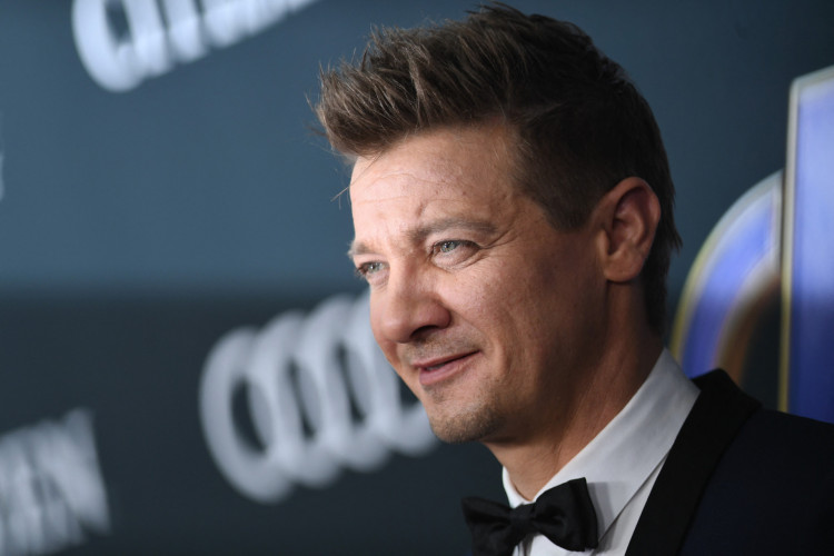 Em vídeo divulgado nas redes sociais, Jeremy Renner mostra a tornozeleira que vem ajudando-o durante longas viagens de avião. 