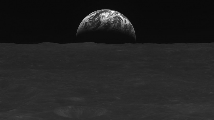 Esta imagem de folheto tirada em 31 de dezembro de 2022 e fornecida pelo Korea Aerospace Research Institute (KARI) em 3 de janeiro de 2023 mostra uma imagem em preto e branco da superfície lunar e da Terra tirada pelo orbitador lunar sul-coreano Danuri depois de atingir a lua órbita. O primeiro orbitador lunar da Coréia do Sul, Danuri, enviou fotos em preto e branco da superfície da Lua e da Terra, informou o centro espacial nacional em 3 de janeiro