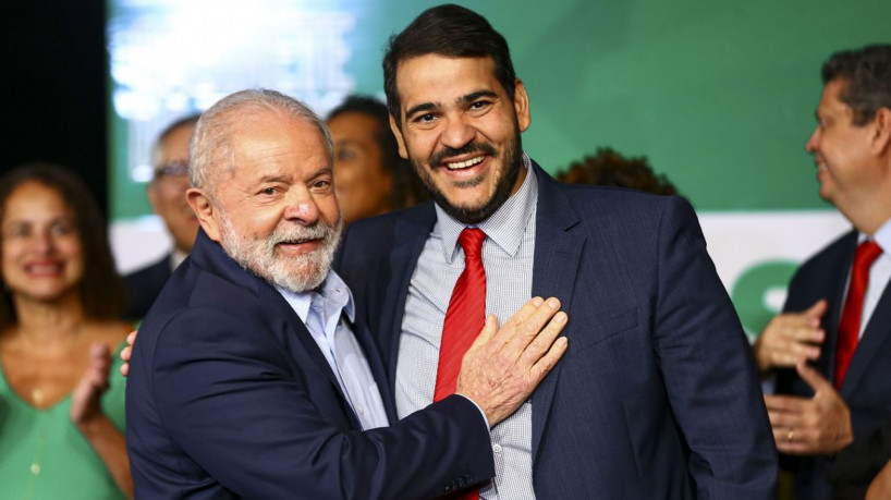 O presidente eleito, Luiz Inácio Lula da Silva, e o futuro ministro da Advocacia-Geral da União, Jorge Messias, durante anúncio de novos ministros que comporão o governo.