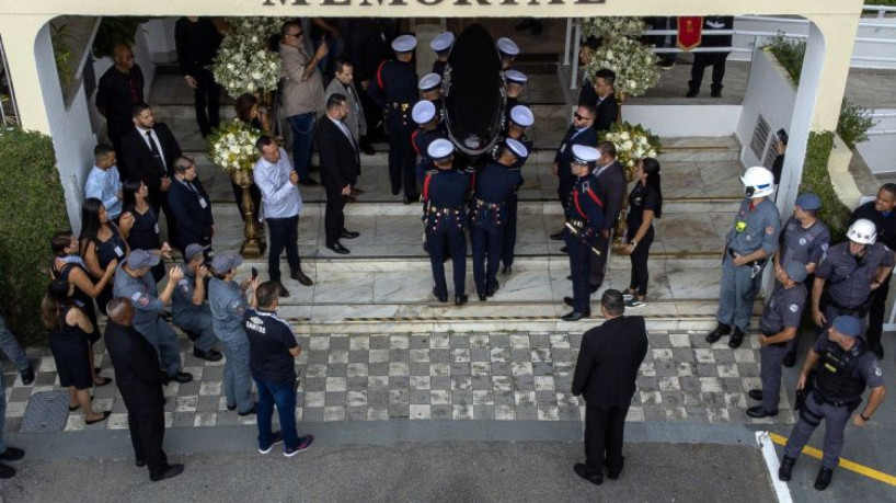 Corpo de Pelé é sepultado em cemitério vertical 