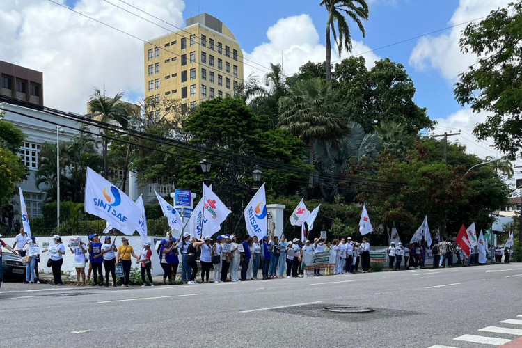 Profissionais da enfermagem realizam ato contra a decisão do STF que suspende o piso salarial