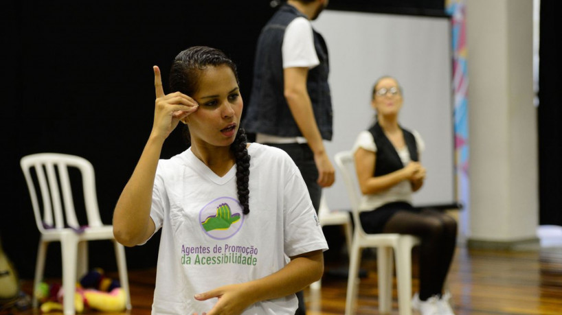 Rio de Janeiro - Tradução em Libras de encenação com temática inclusiva no lançamento de mais uma turma do projeto Agentes de Promoção da Acessibilidade, da ONG Escola de Gente, na Biblioteca Parque da Rocinha (Fernando Frazão/Agência Brasil)