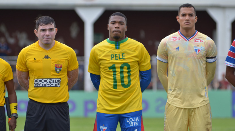 Atleta do Fortaleza prestando homenagem ao Rei do Futebol, Pelé