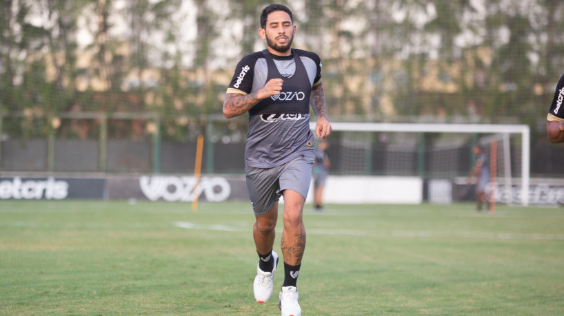 Atacante Leandro Carvalho em treino do Ceará no estádio Carlos de Alencar Pinto, em Porangabuçu