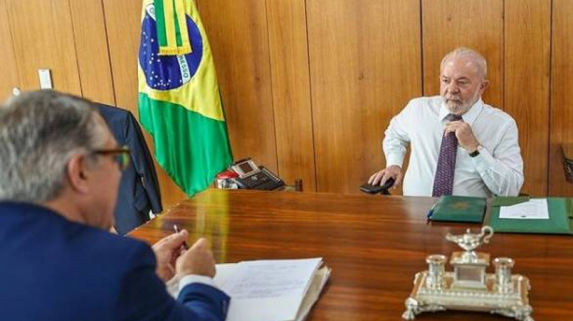 O presidente Lula em primeira reunião no Palácio do Planalto com Alexandre Padilha, ministro das Relações Institucionais.