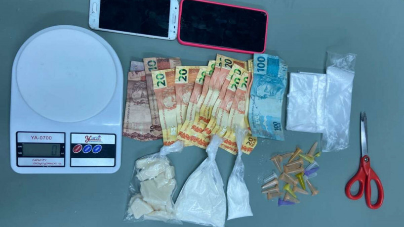 Drogas como crack e cocaína, celulares e dinheiro foram confiscados pelos agentes na abordagem