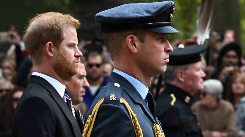 Nesta foto de arquivo tirada em 19 de setembro de 2022, o Príncipe William, Príncipe de Gales (R) da Grã-Bretanha e o Príncipe Harry, Duque de Sussex, seguem o caixão da Rainha Elizabeth II da Abadia de Westminster ao Arco de Wellington em Londres após o Funeral do Estado. O príncipe britânico Harry relata em seu novo livro como foi fisicamente 