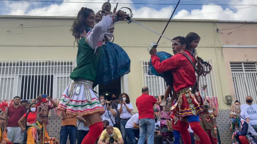 Grupos de reisado se apresentam em Juazeiro do Norte