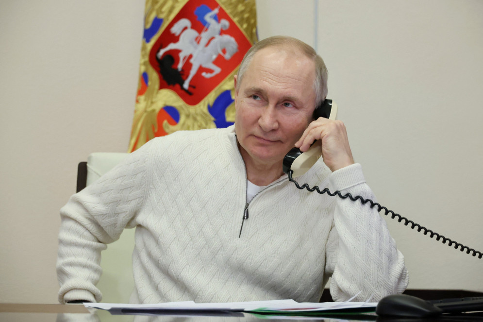 Vladimir Putin, presidente da Rússia, fala ao telefone(Foto: Mikhail Klimentyev / SPUTNIK / AFP)