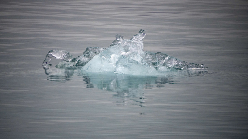 Nesta foto de arquivo tirada em 21 de setembro de 2021, um bloco de gelo flutua após se separar da geleira Nordenskiold, perto de Pyramiden, em Svalbard, um arquipélago norueguês do norte. Metade das geleiras da Terra, especialmente as menores, estão condenadas a desaparecer por causa das mudanças climáticas até o final do século, revelou estudo em 2023, mas limitar o aquecimento global ao mínimo ainda pode salvar as outras. O trabalho, publicado na prestigiosa revista Science, fornece as projeções mais precisas até hoje sobre o futuro das 215 mil geleiras do mundo