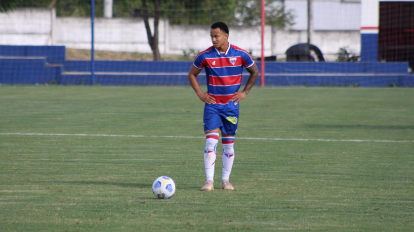 Lateral-esquerdo Nathan atuando pelo Fortaleza durante Brasileiro de Aspirantes