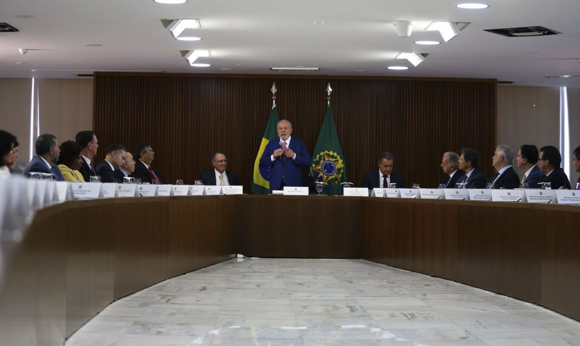 O presidente Luiz Inácio Lula da Silva coordena a primeira reunião ministerial de seu governo, no Palácio do Planalto