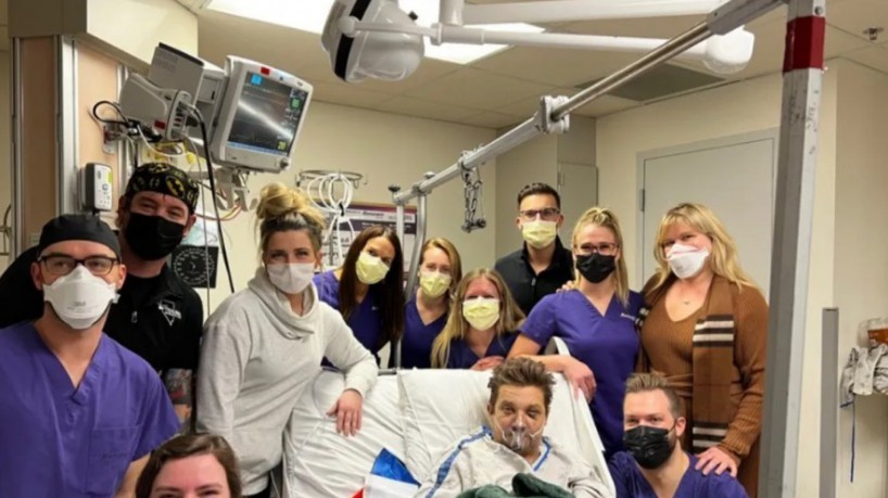 Jeremy Renner posta foto no hospital com a equipe médica