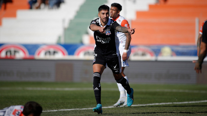 Atacante Juan Martín Lucero comemora gol em jogo do Colo-Colo pelo Campeonato Chileno