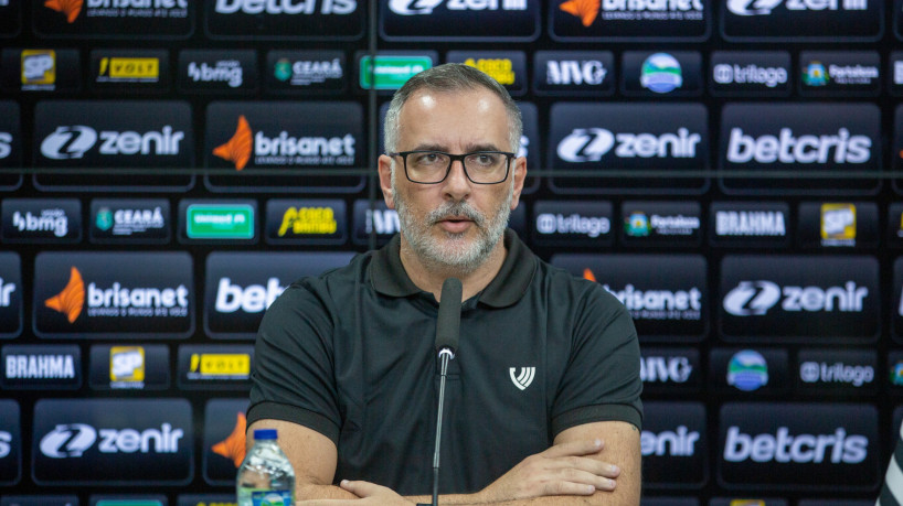 Executivo de futebol Juliano Camargo em entrevista coletiva no Ceará