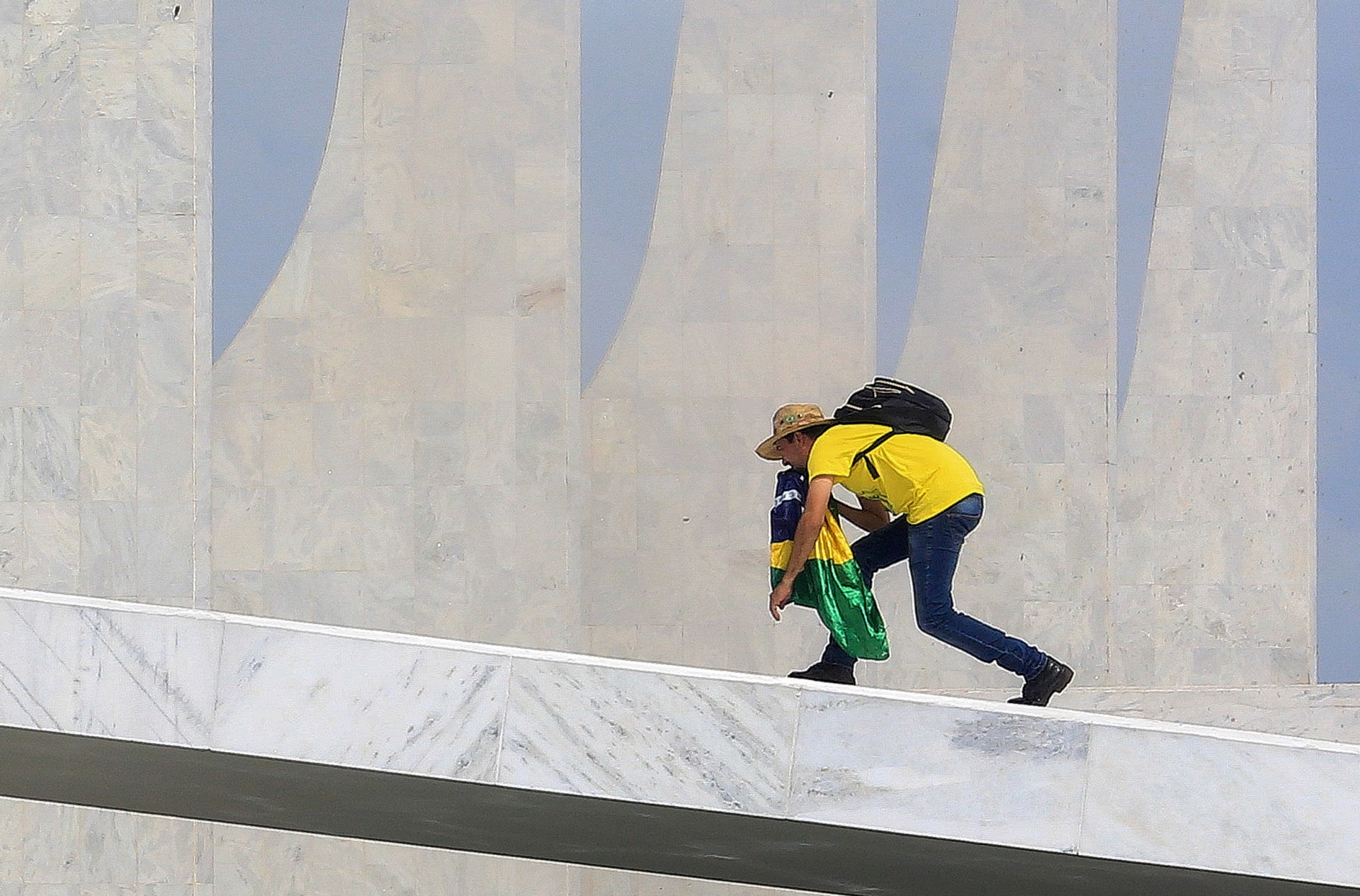 Manifestante na rampa do Palácio do Planalto durante os atos golpistas de 8 de janeiro de 2023 em Brasília (Foto: SERGIO LIMA/AFP)