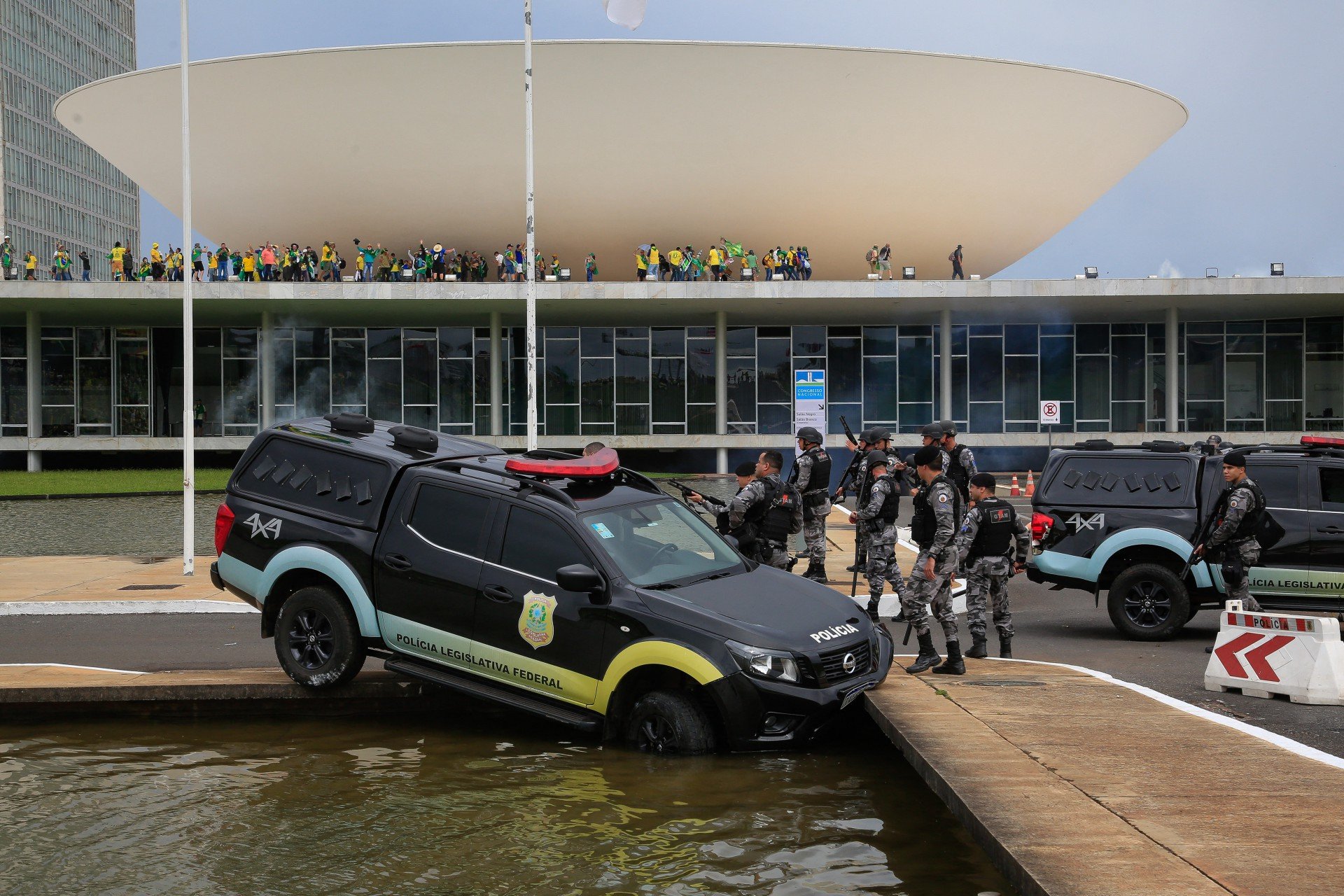 Veículo da Polícia lançado no espelho d'água do Congresso Nacional por manifestantes golpistas em 8 de janeiro de 2023 (Foto: SERGIO LIMA/AFP)