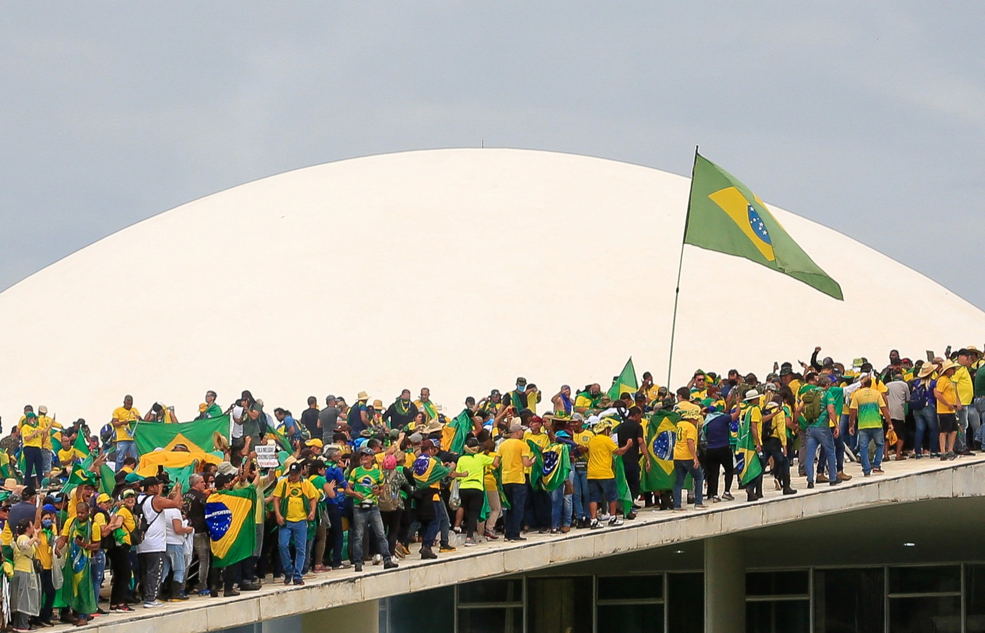 ￼APOIADORES de Bolsonaro na rampa do Congresso (Foto: SERGIO LIMA/AFP)