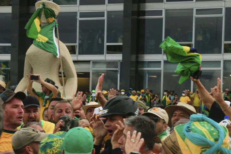 Apoiadores de Bolsonaro invadem o Supremo Tribunal Federal (STF)