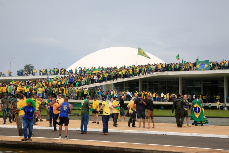 Apoiadores de Bolsonaro atacaram prédios do três poderes no dia 8 de janeiro. Ao fundo, o Senado