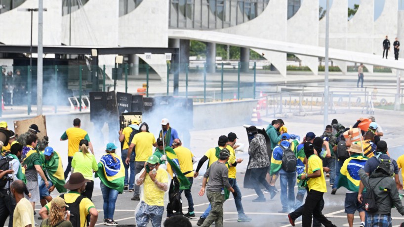 Atos em defesa de um golpe em Brasília, em 8 de janeiro de 2023. Bolsonaristas tentaram derrubar o governo e destruíram parte da cidade