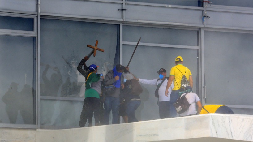 Apoiadores de Bolsonaro quebram janelas e invadem o Palácio do Planalto nos ataques golpistas de 8 de janeiro de 2023