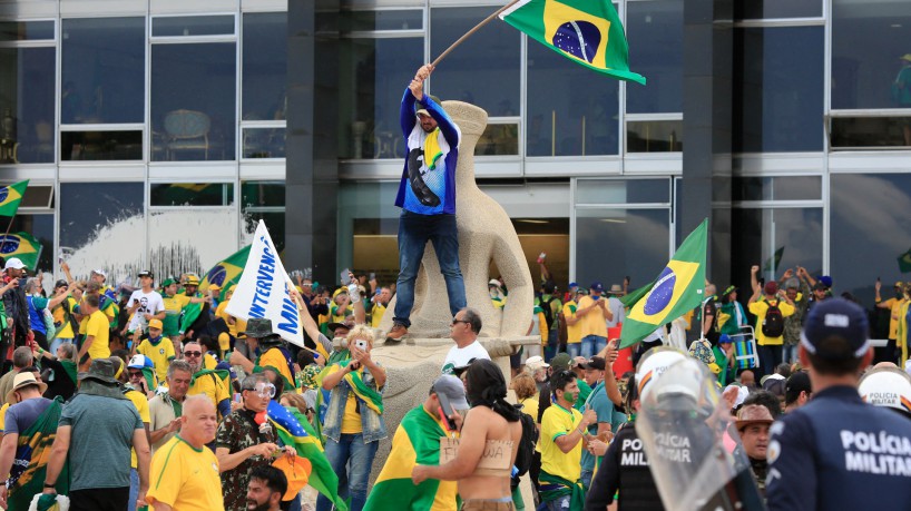 Manifestantes golpistas em 8 de janeiro, diante do Supremo Tribunal Federal (STF)