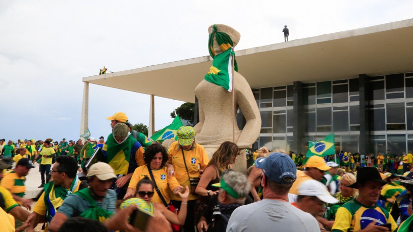 ￼Atos golpistas em 8 de janeiro. Ao fundo, o STF