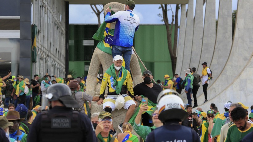 Apoiadores de Bolsonaro invadem o Supremo Tribunal Federal (STF) em 8 de janeiro de 2023, em Brasília