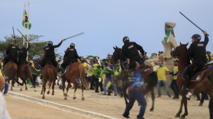 ￼ Cavalaria avança contra apoiadores de Bolsonaro que promoveram depredação em Brasília no 8 de janeiro