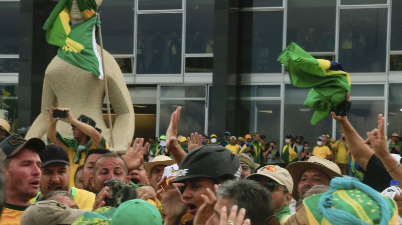 Apoiadores de Bolsonaro invadem o Supremo Tribunal Federal (STF) em 8 de janeiro