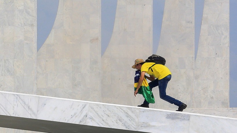 Manifestante na rampa do Palácio do Planalto durante os atos golpistas de 8 de janeiro de 2023 em Brasília