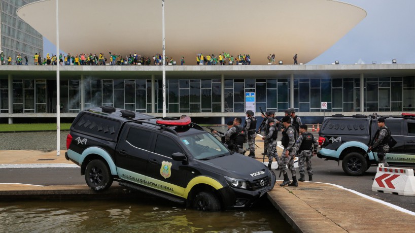 ￼Veículo da Polícia lançado no espelho d'água do Congresso Nacional por manifestantes golpistas em 8 de janeiro