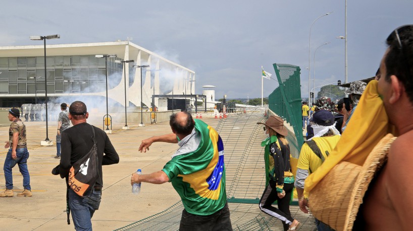 ￼GOLPISTA apoiadores do ex-presidente Bolsonaro depredara os Três Poderes em Brasília, em 8 de janeiro de 2023