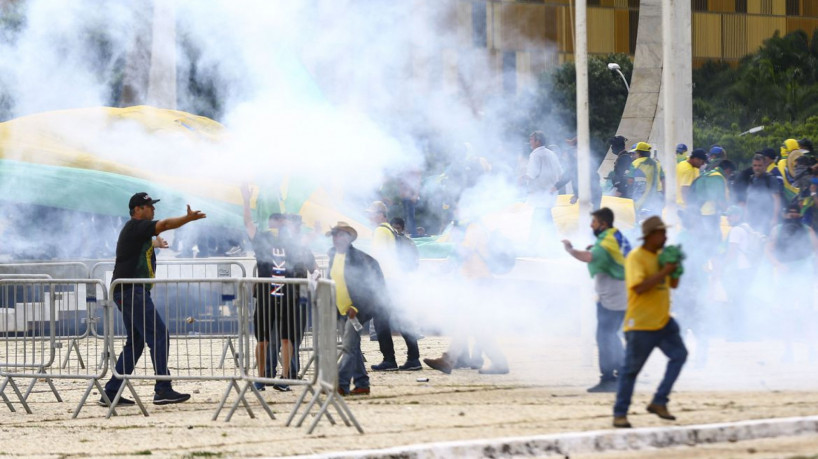 Manifestantes invadem Congresso, STF e Palácio do Planalto.