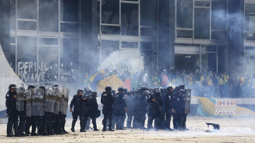 Forças de segurança durante invasão a Congresso, STF e Palácio do Planalto por manifestantes golpistas em 8 de janeiro de 2023