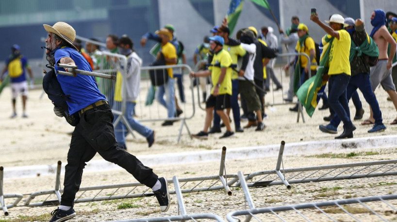 Manifestantes invadem Congresso, STF e Palácio do Planalto.