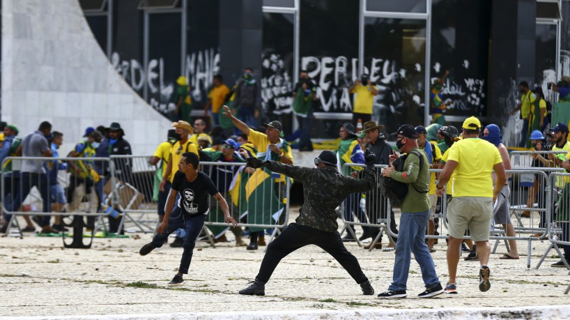 Manifestantes invadem Congresso, STF e Palácio do Planalto.