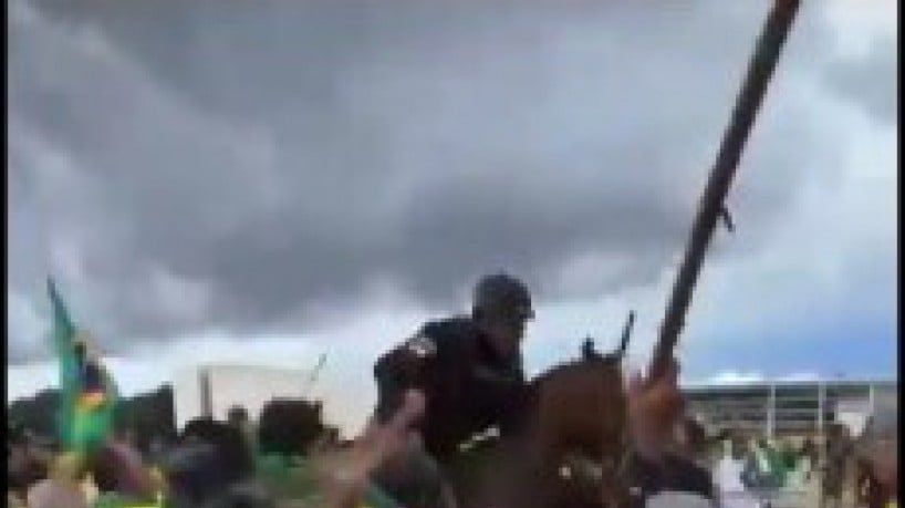 Policial é agredido por terroristas em Brasília durante invasão de bolsonaristas