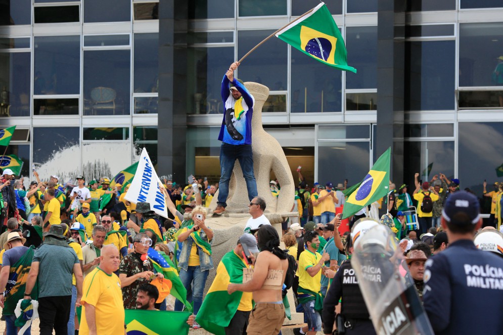 Manifestantes golpistas em 8 de janeiro, diante do Supremo Tribunal Federal (STF)(Foto: SERGIO LIMA/AFP)