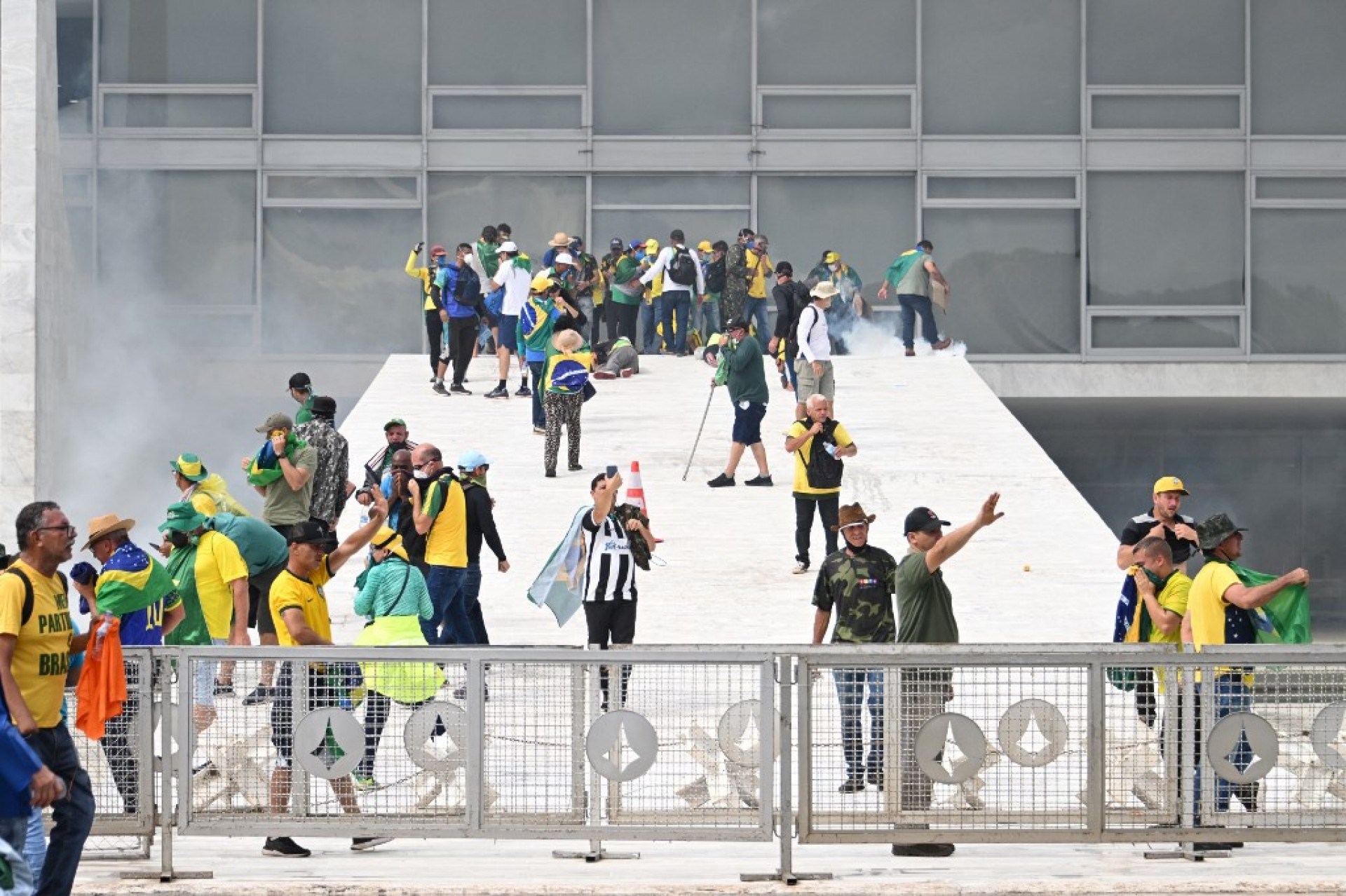 ￼ Manifestantes golpistas bolsonaristas invadiram e depredaram os prédios dos três Poderes (Foto: Evaristo Sá / AFP)