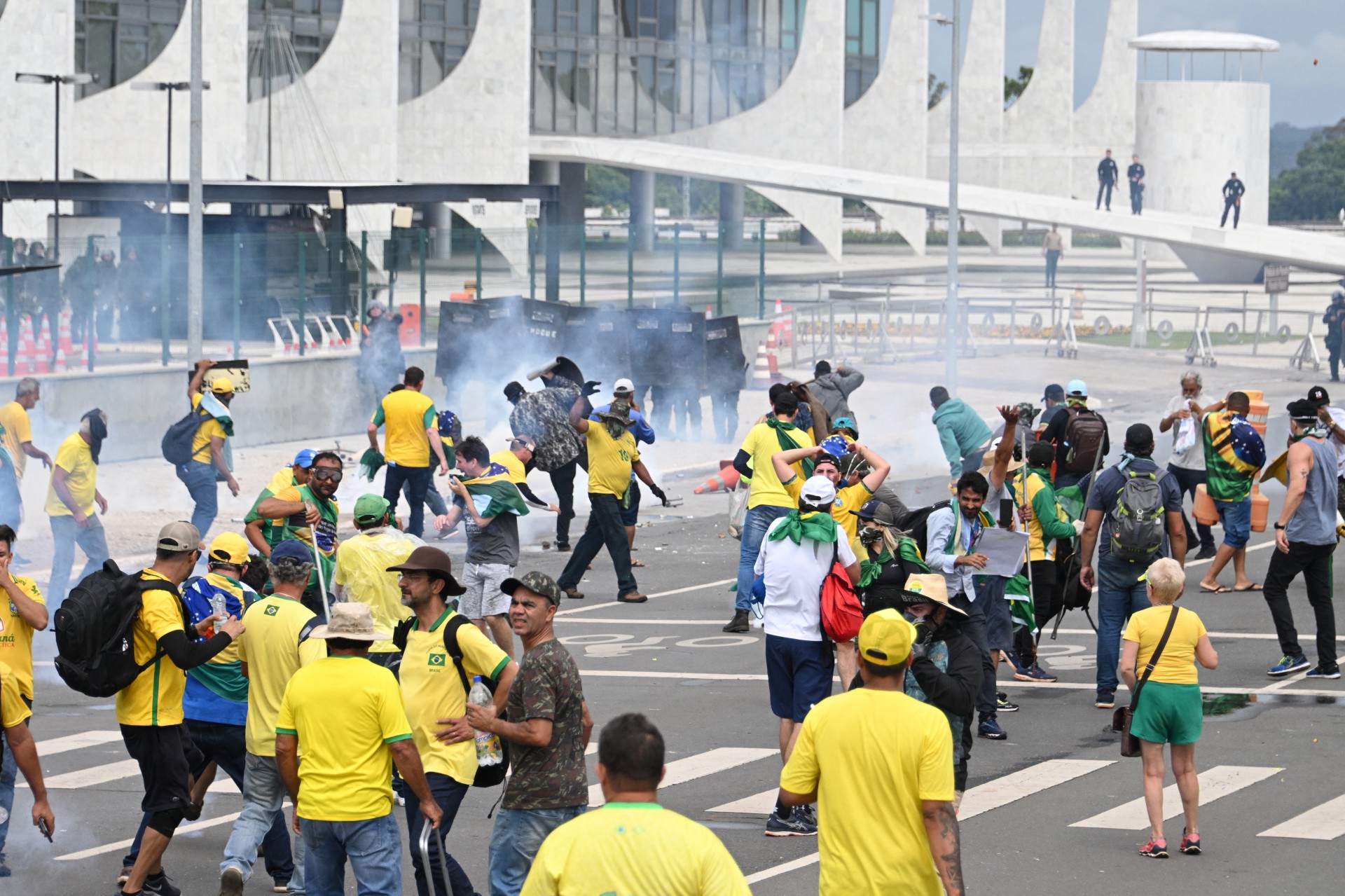 Terrorismo: modo de impor a vontade pelo uso sistemático do terror.