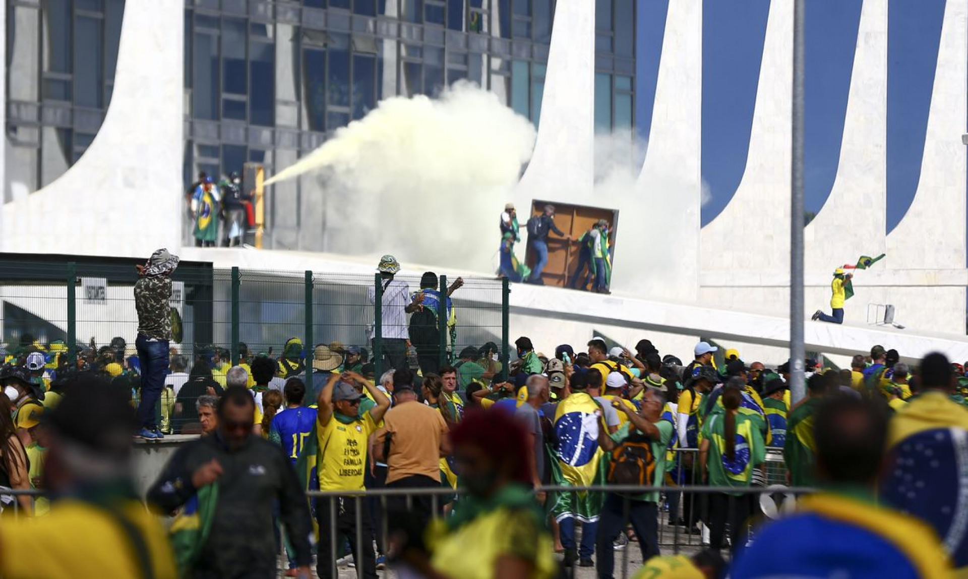 Manifestantes invadem Congresso, STF e Palácio do Planalto em 8 de janeiro de 2023 (Foto: Marcelo Camargo/Agência Brasil)