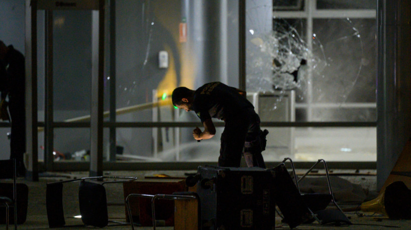 Agentes de segurança patrulham o Palácio do Planalto em Brasília, Brasil, em 8 de janeiro de 2023. Centenas de apoiadores do ex-presidente de extrema direita Jair Bolsonaro romperam as barricadas da polícia e invadiram o Congresso, o palácio presidencial e o Supremo Tribunal Federal no domingo, em protesto dramático contra a posse do presidente Luiz Inácio Lula da Silva na semana passada