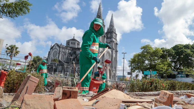 Limpeza dos entulhos próximos a Praça Caio Prado, ao lado da 10ª Região Militar, no Centro, quartel militar onde os bolsonaristas fortalezenses estavam acampados.