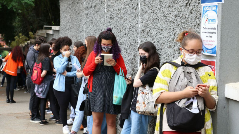 São Paulo - Estudantes esperam a abertura dos portões no primeiro dia de provas do Exame Nacional do Ensino Médio - Enem, na Universidade Presbiteriana Mackenzie.